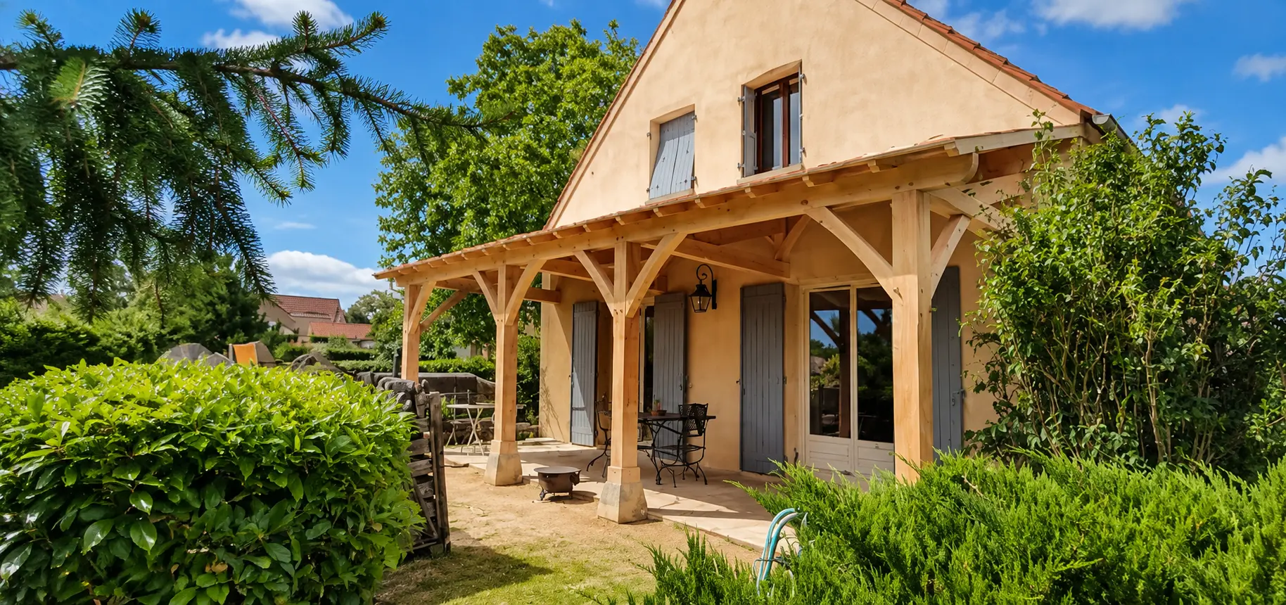 Préau en charpente bois devant une maison