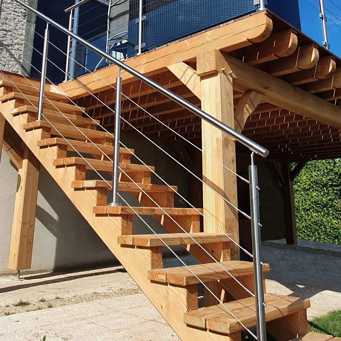 Escalier et terrasse bois avec garde-corps inox