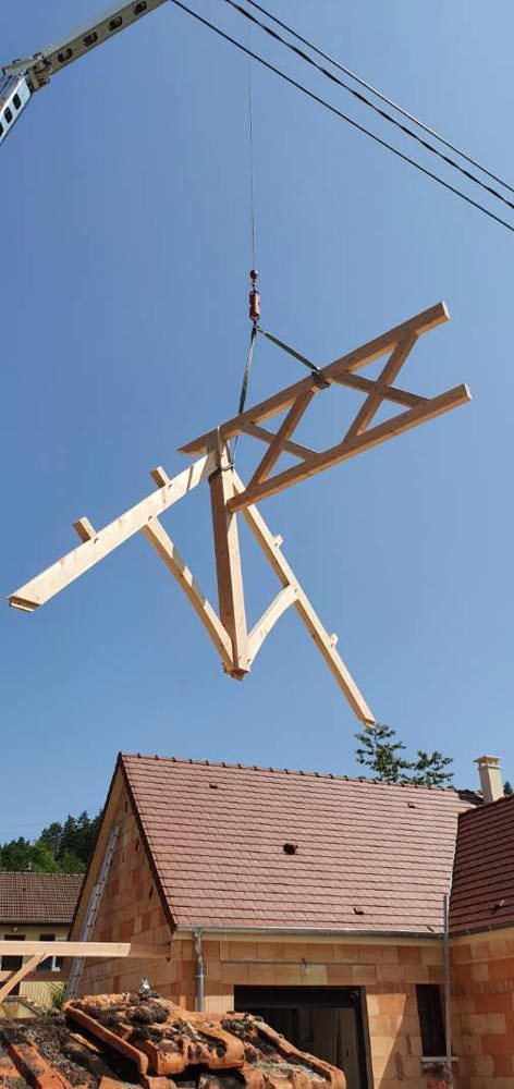 Levage d'une ferme de charpente