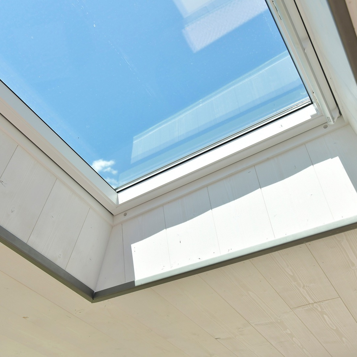 Fenêtre de toit vue de l'intérieur avec habillage bois